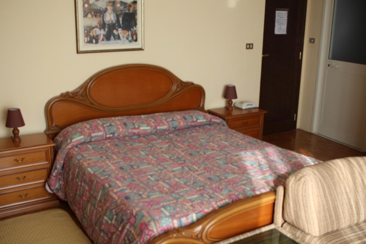 Hotel Ristorante Vittoria 桑特伊阿 外观 照片